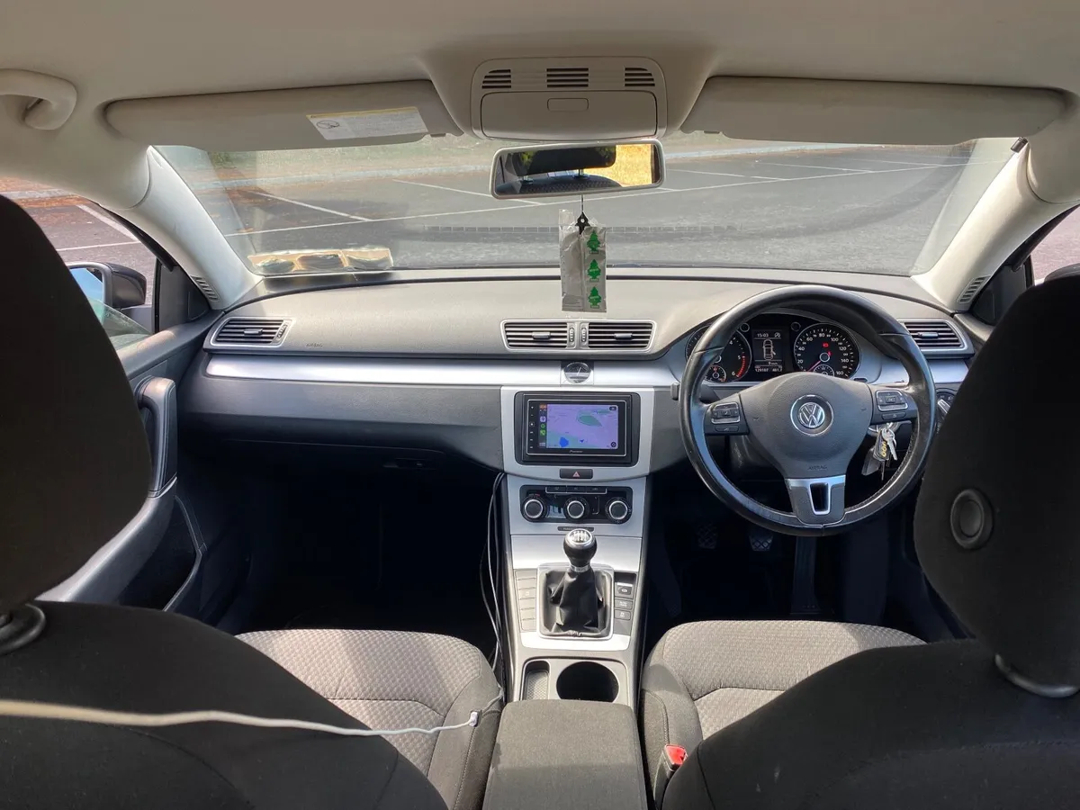 Volkswagen Passat 2011 - Image 2