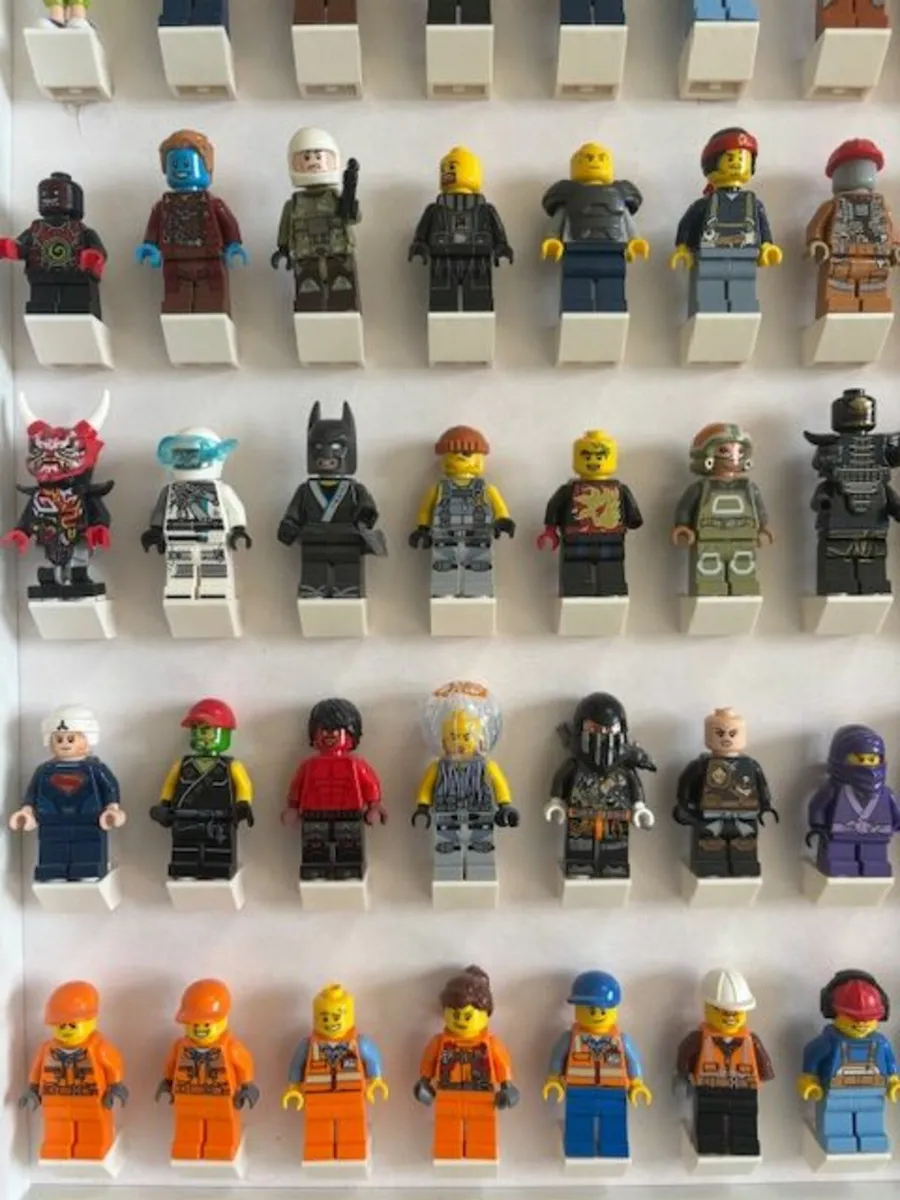 White Large Display Frame for Lego® Minifigures - Image 3