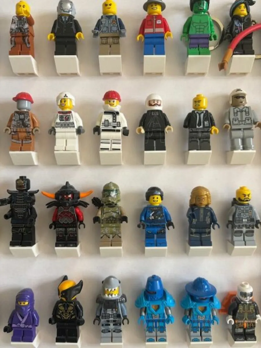White Large Display Frame for Lego® Minifigures - Image 4