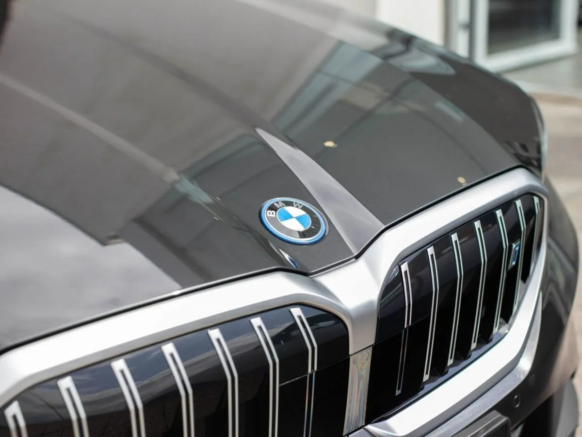 BMW i5 Edrive40 Sport Edition Saloon - Image 3