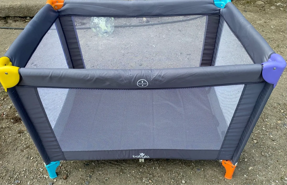 Travel cot. - Image 1
