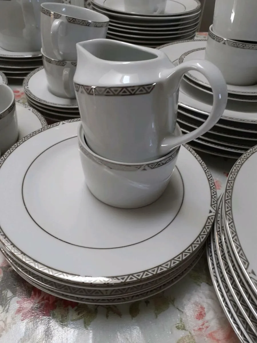 Royal Doulton Dinner and Tea set - Image 3