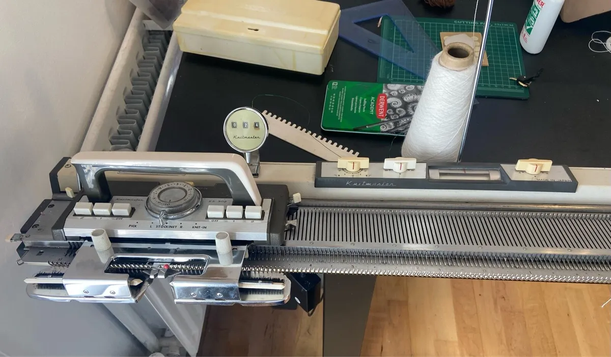 Knitting Machine. - Image 1