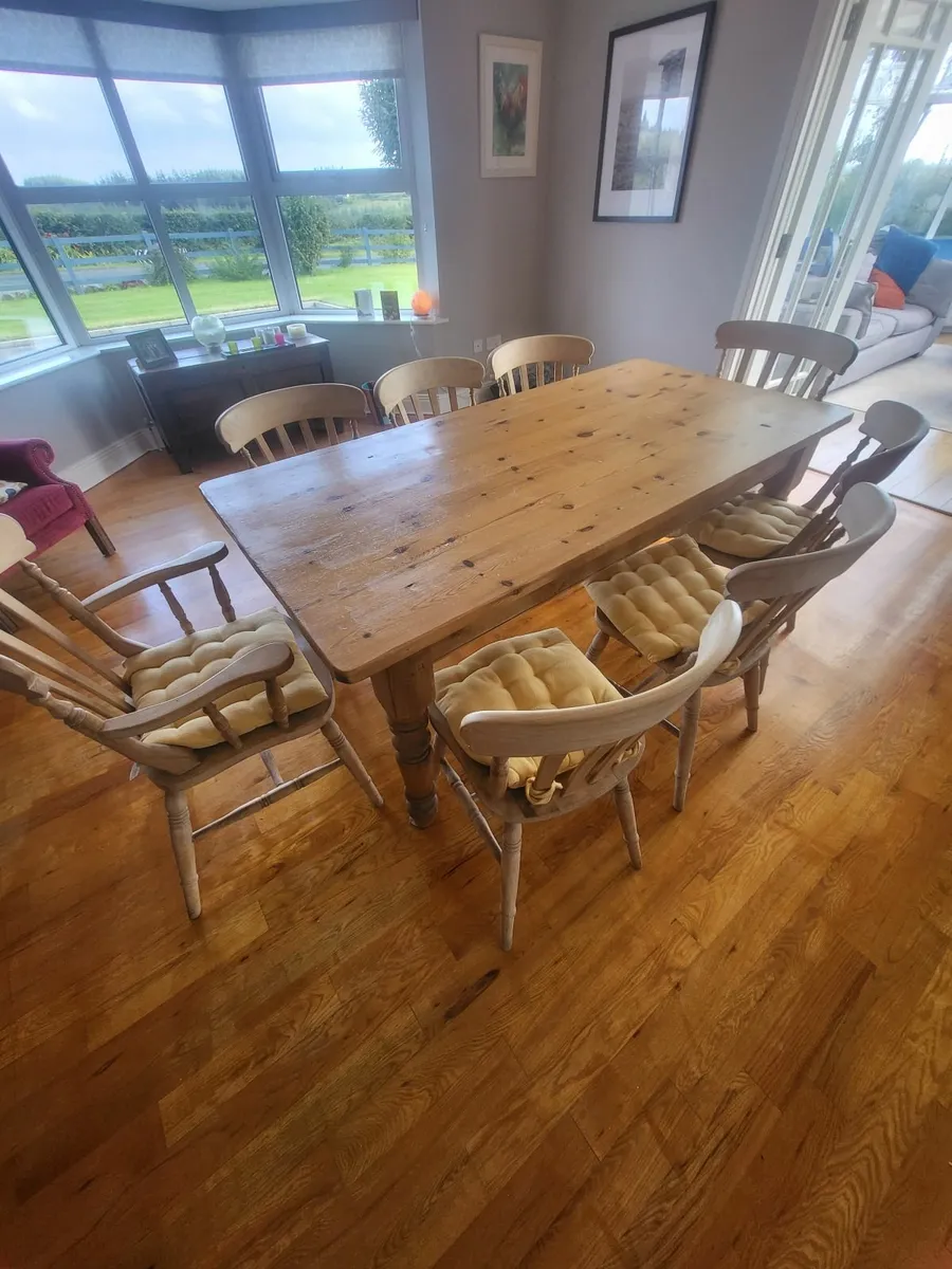 Table and chairs - Image 1