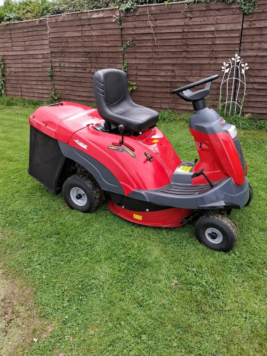 Ride on lawnmower - Image 1