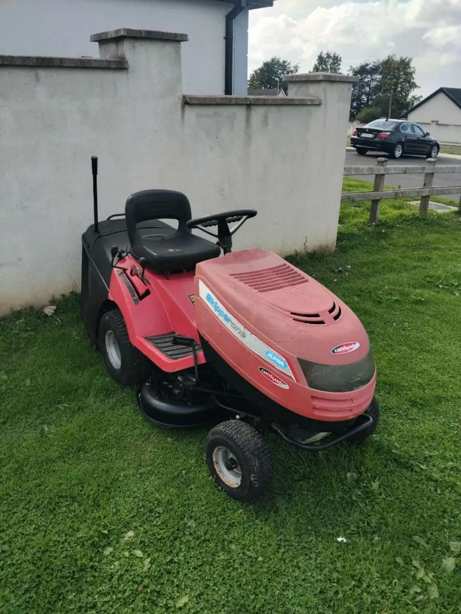 Ride on lawnmower - Image 1