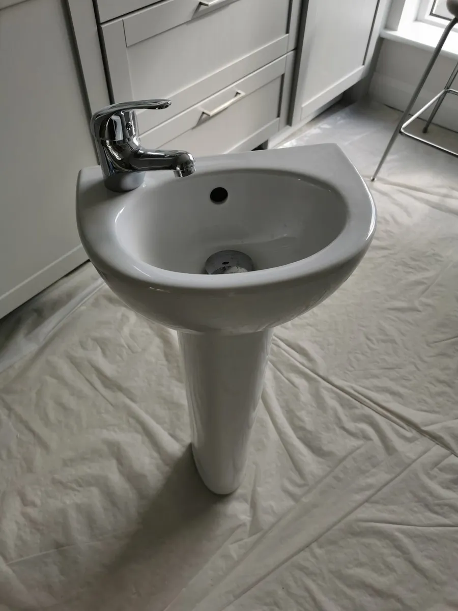Small Washbasin with Pedestal - Image 1