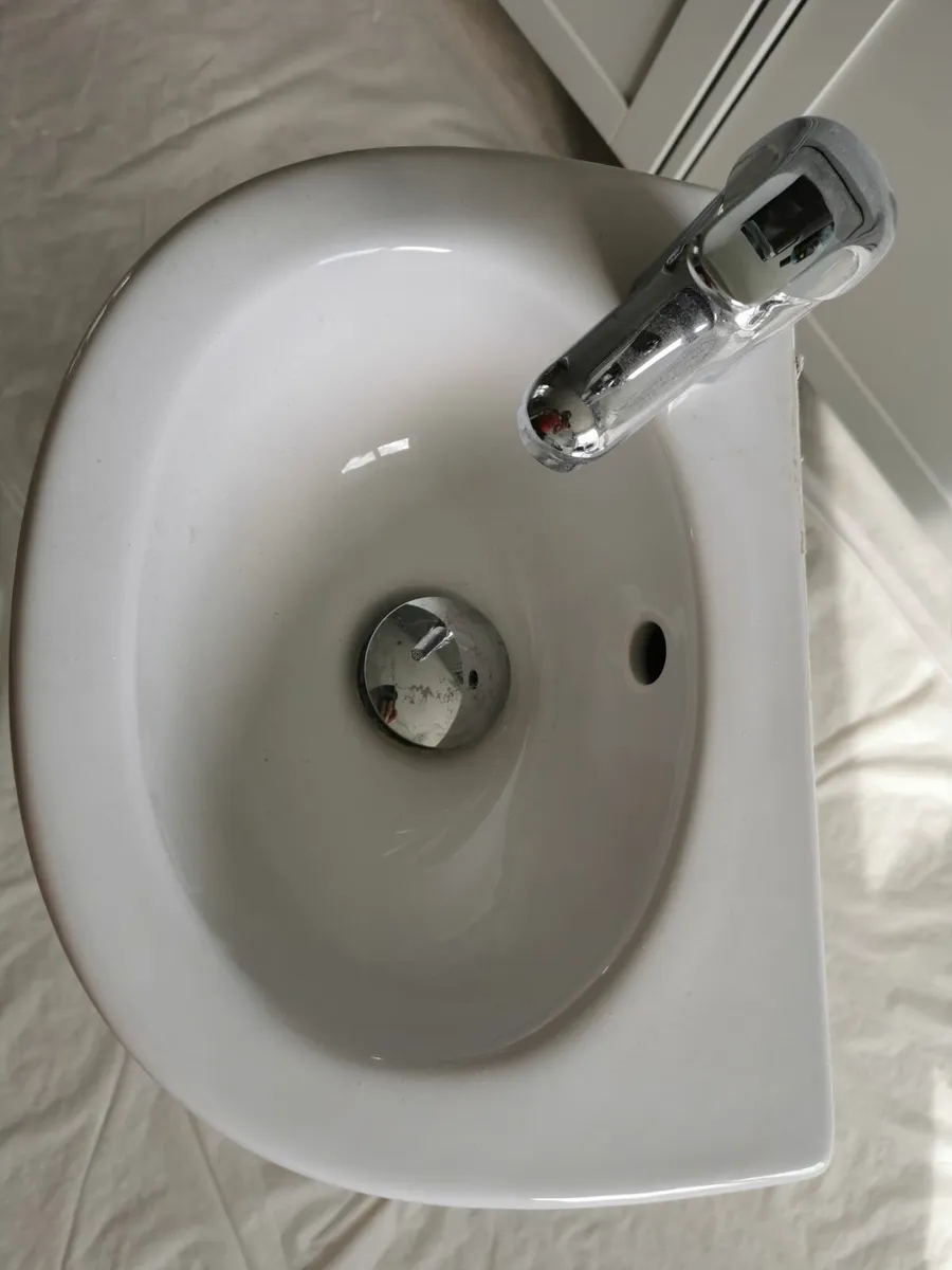 Small Washbasin with Pedestal - Image 2