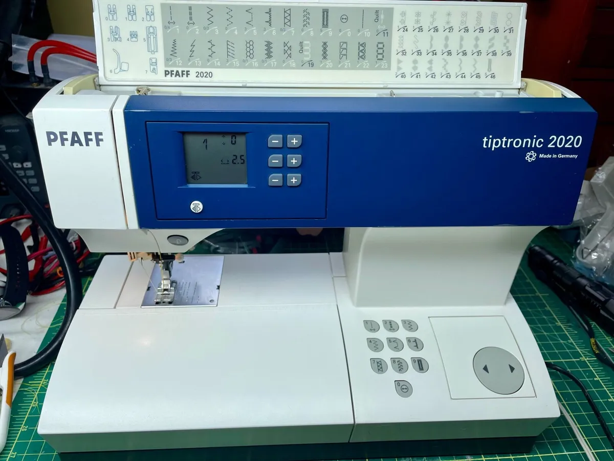 PFAFF Tiptronic 2020 Sewing machine (with IDT) - Image 1