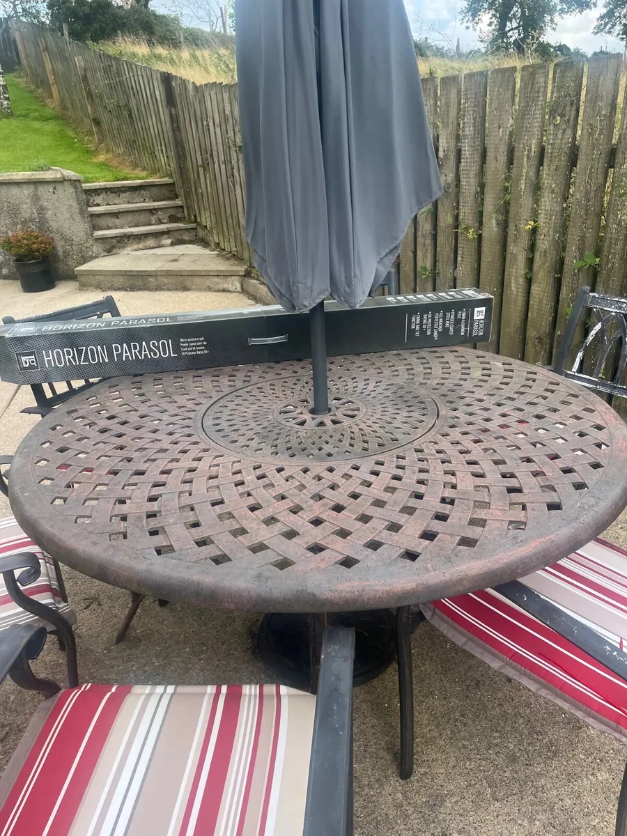 Garden furniture parasol cushions - Image 1