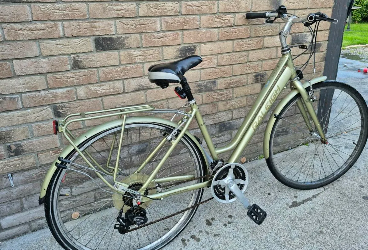 Adults Raleigh  Equipped Hybrid Bike 21 speeds  Fr - Image 2