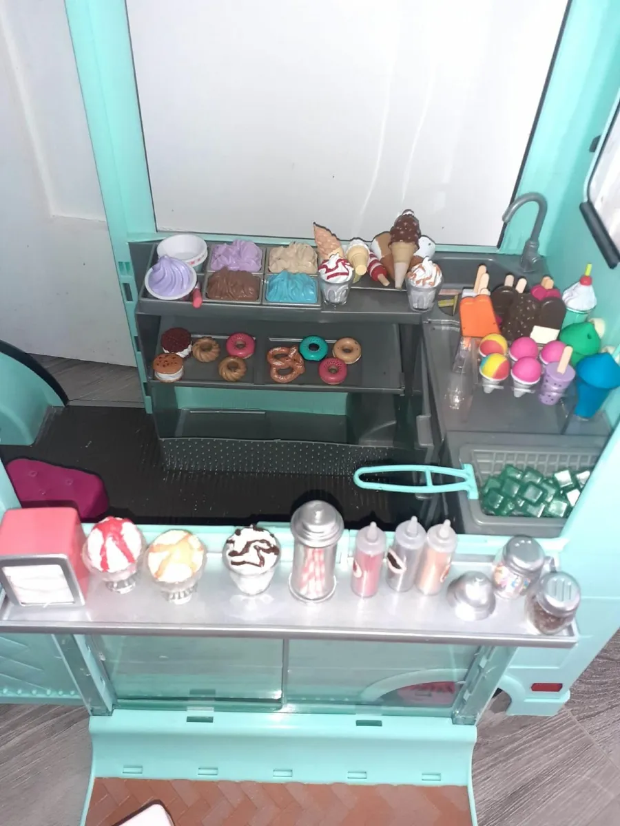 Ice cream van toy - Image 1