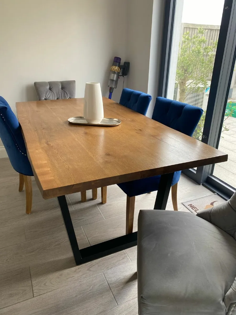 Table and chairs - Image 1