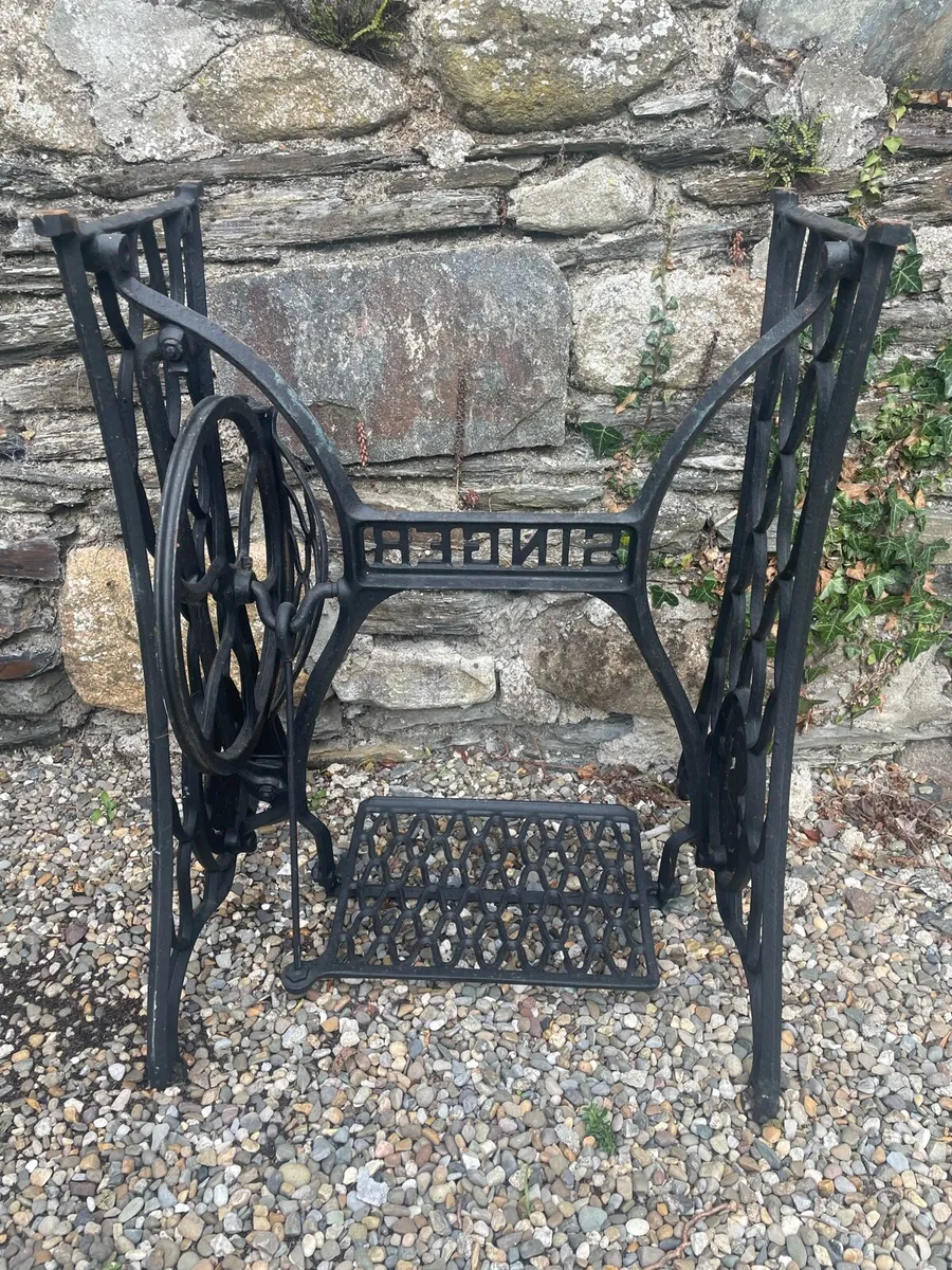 Antique singer sewing machine base - Image 1