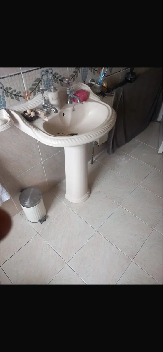Bathroom Suite - Image 1