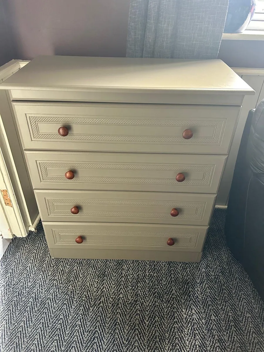 Chest of drawers