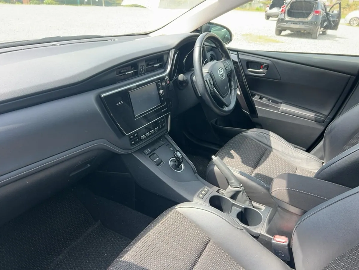 Toyota Auris G-PACK 1.8 HYBRID 5DR  AUTOMATIC - Image 3