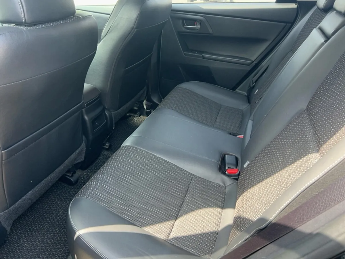 Toyota Auris G-PACK 1.8 HYBRID 5DR  AUTOMATIC - Image 4