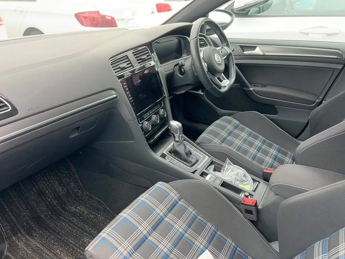Volkswagen Golf GTE 1.4 PETROL/ PLUG IN HYBRID 5DR - Image 4