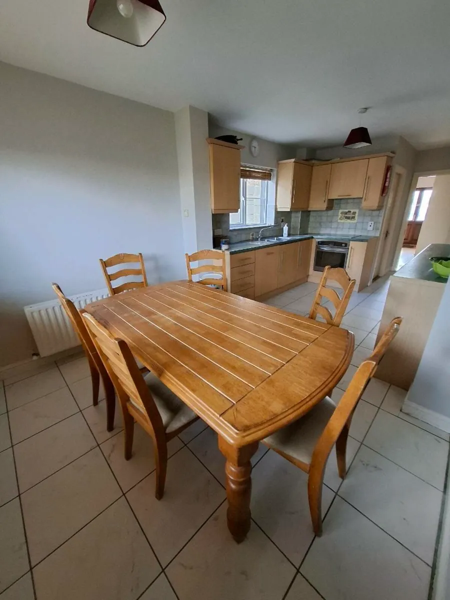 Kitchen table and chairs - Image 1