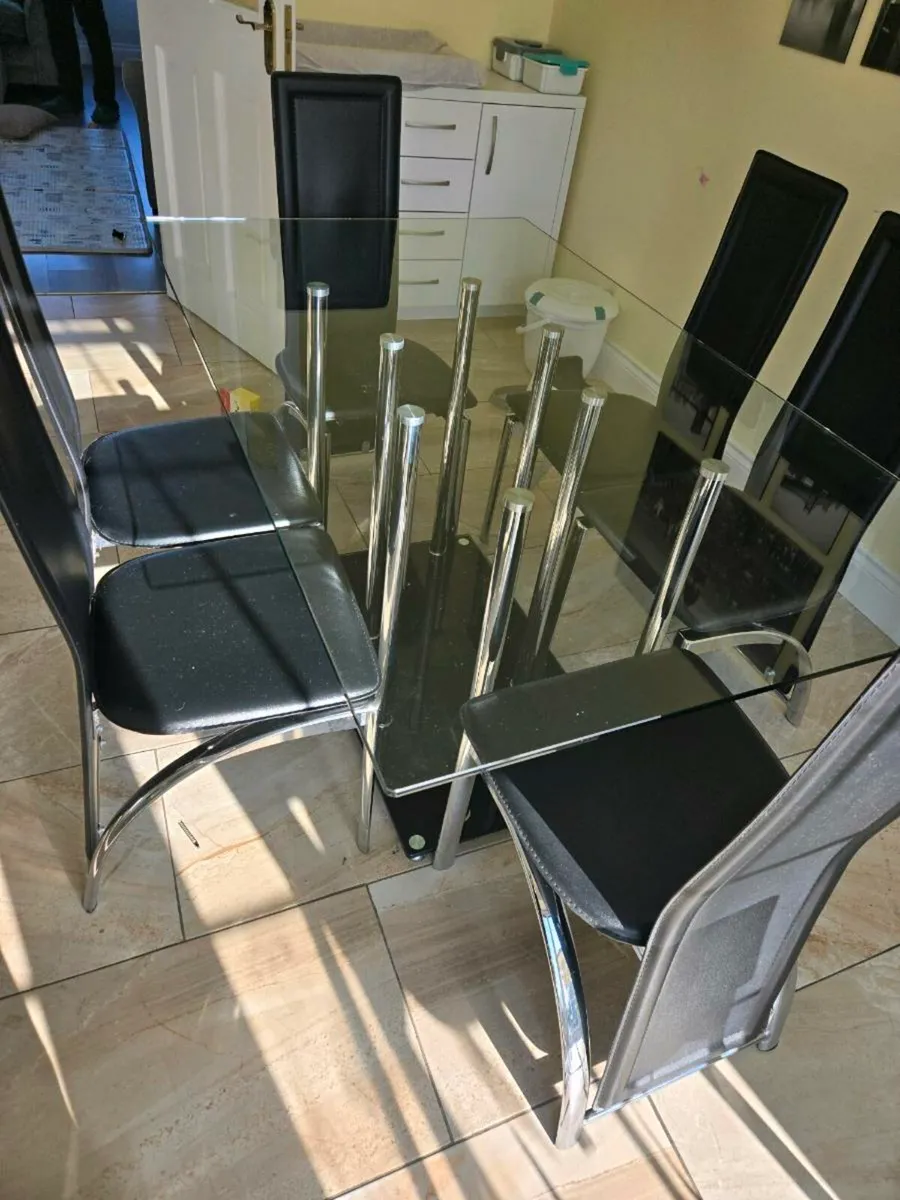 Dining table and chairs - Image 1