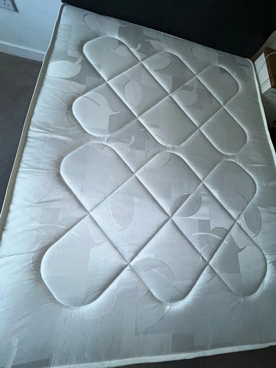 King size mattress in very good condition - Image 2