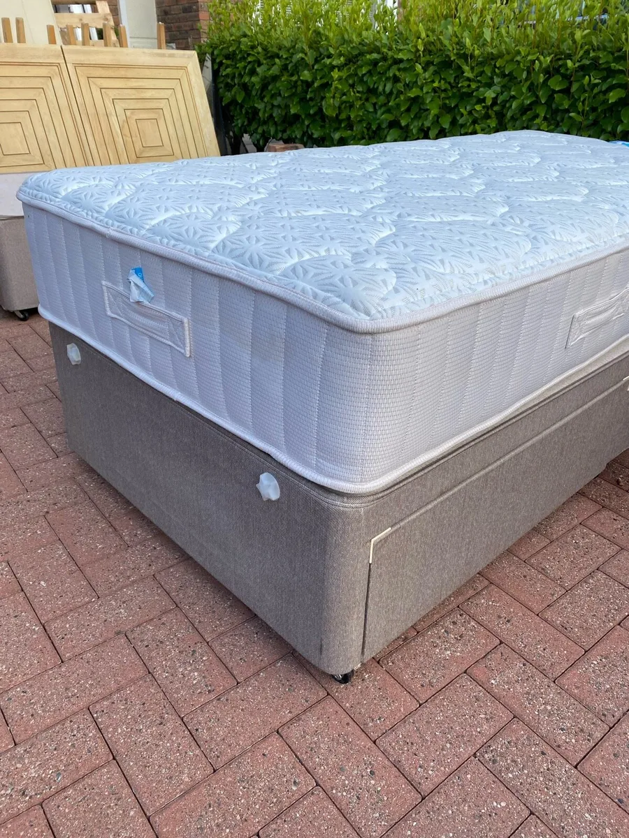 Single bed with mattress - Image 1