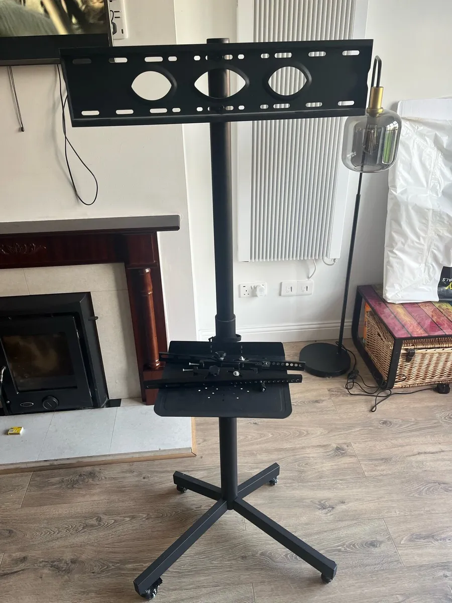 TV Presentation Stand w/ Shelf & Castors (Mobile)