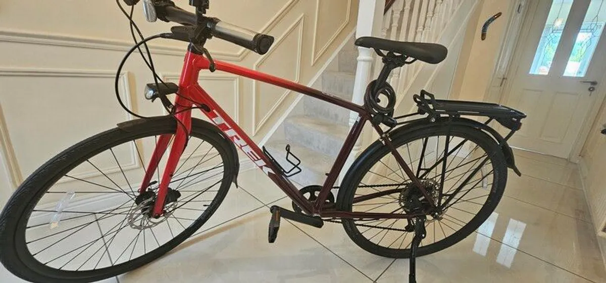 Trek FX 3 Disc Hybrid Bike in Viper Red to Cobra Blood - Image 3