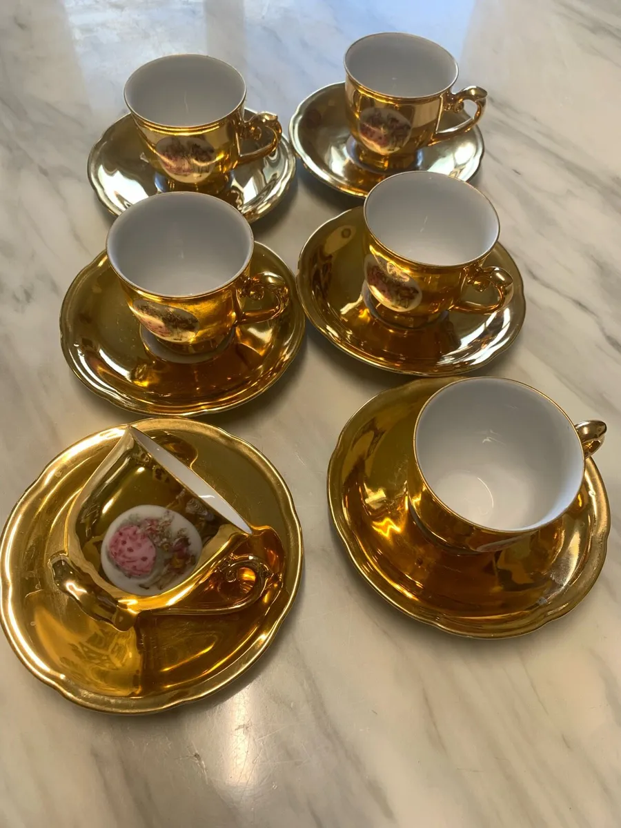 Decorative porcelain cups and saucers - Image 1