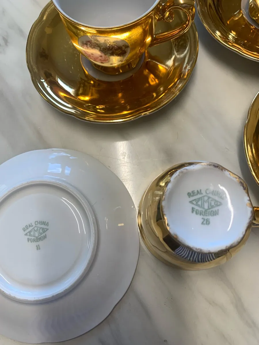 Decorative porcelain cups and saucers - Image 2