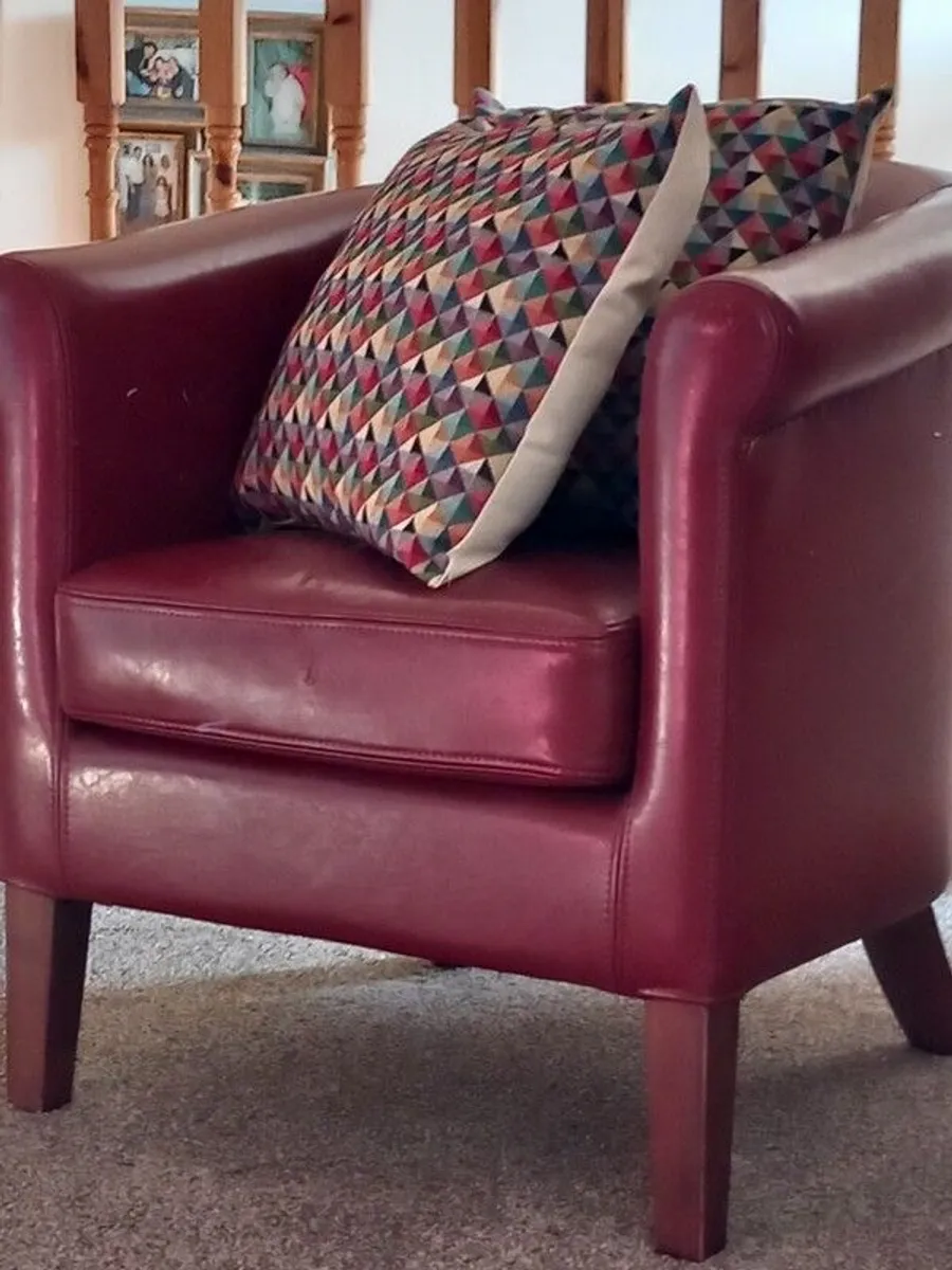 Beautiful 3 seater ,100% genuine leather - Image 1
