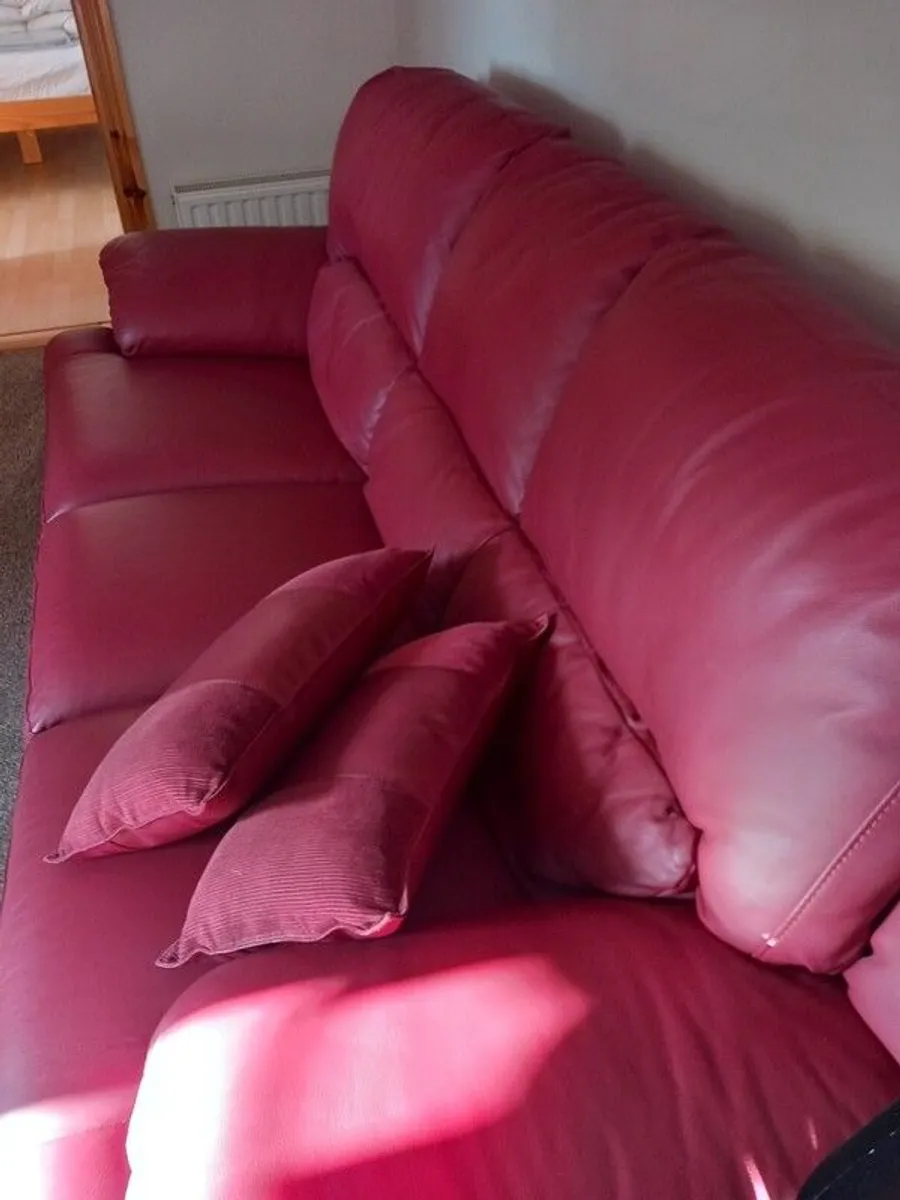 Beautiful 3 seater ,100% genuine leather - Image 3