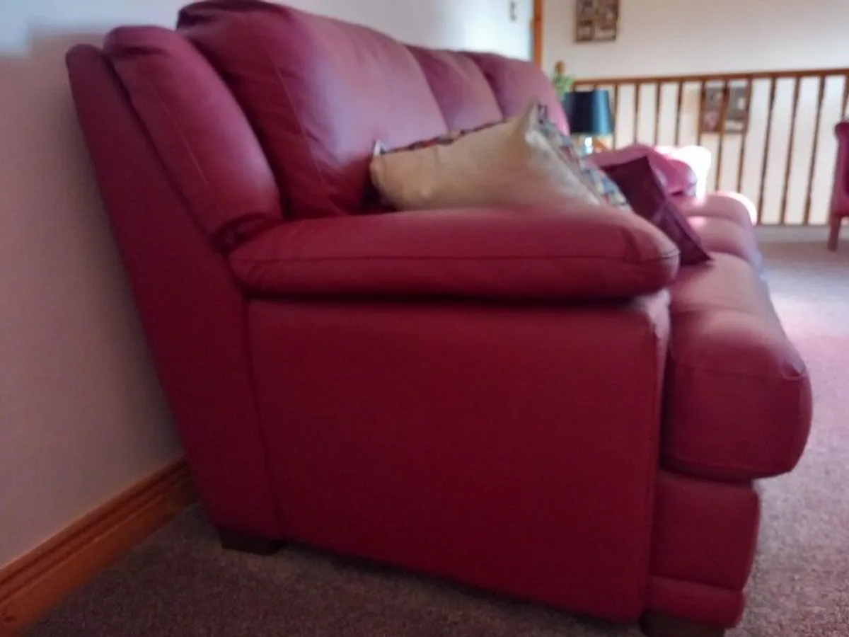 Beautiful 3 seater ,100% genuine leather - Image 4