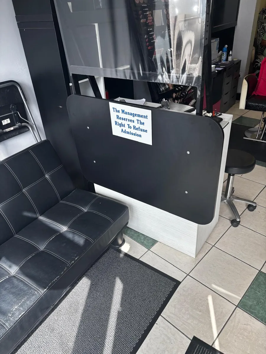 Salon Reception desk - Image 1