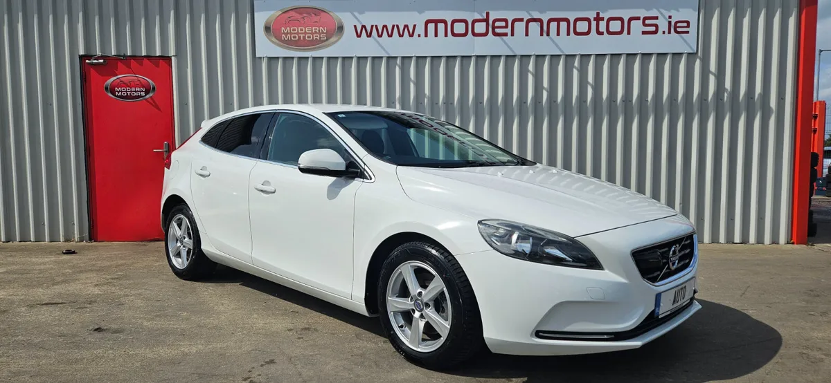 volvo v40 auto 1.6t se edition low kms - Image 3
