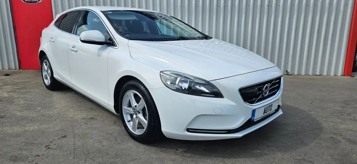 volvo v40 auto 1.6t se edition low kms - Image 4