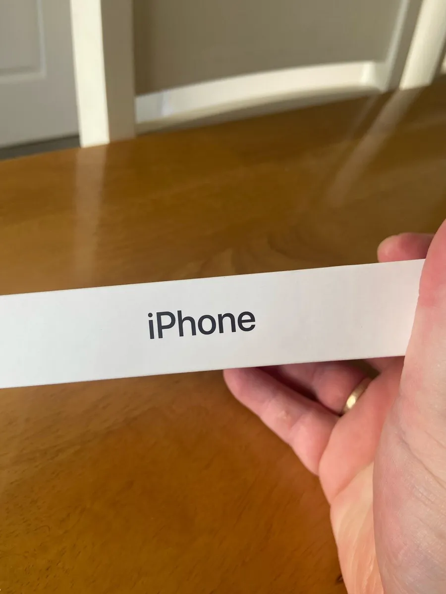 iPhone 16e - Image 2