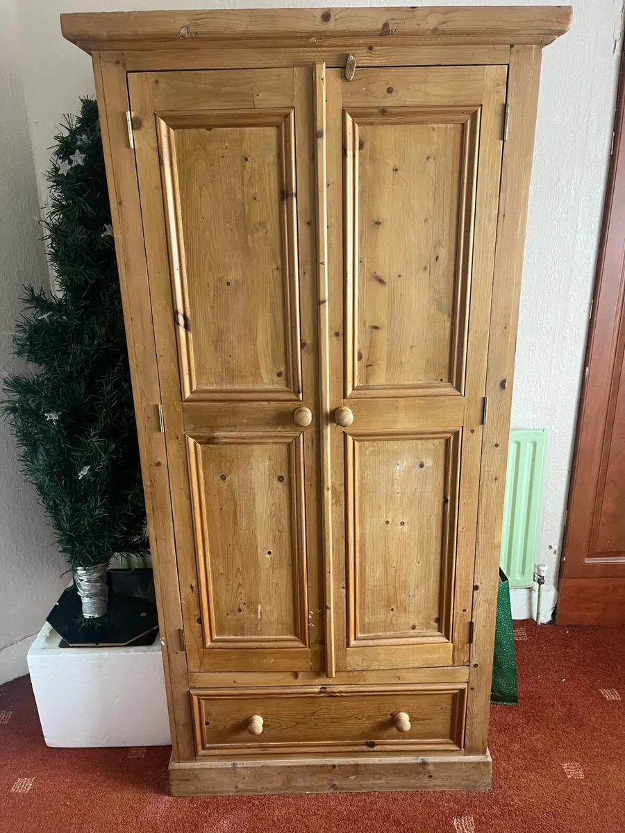 Pine bedroom set - Image 1