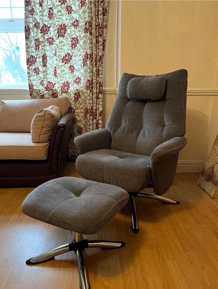 Grey 2 seater recliner sofa & chairs - Image 4