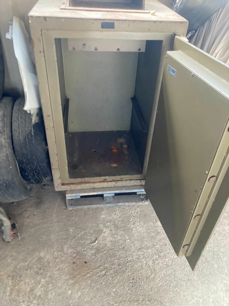 Safe - Image 3