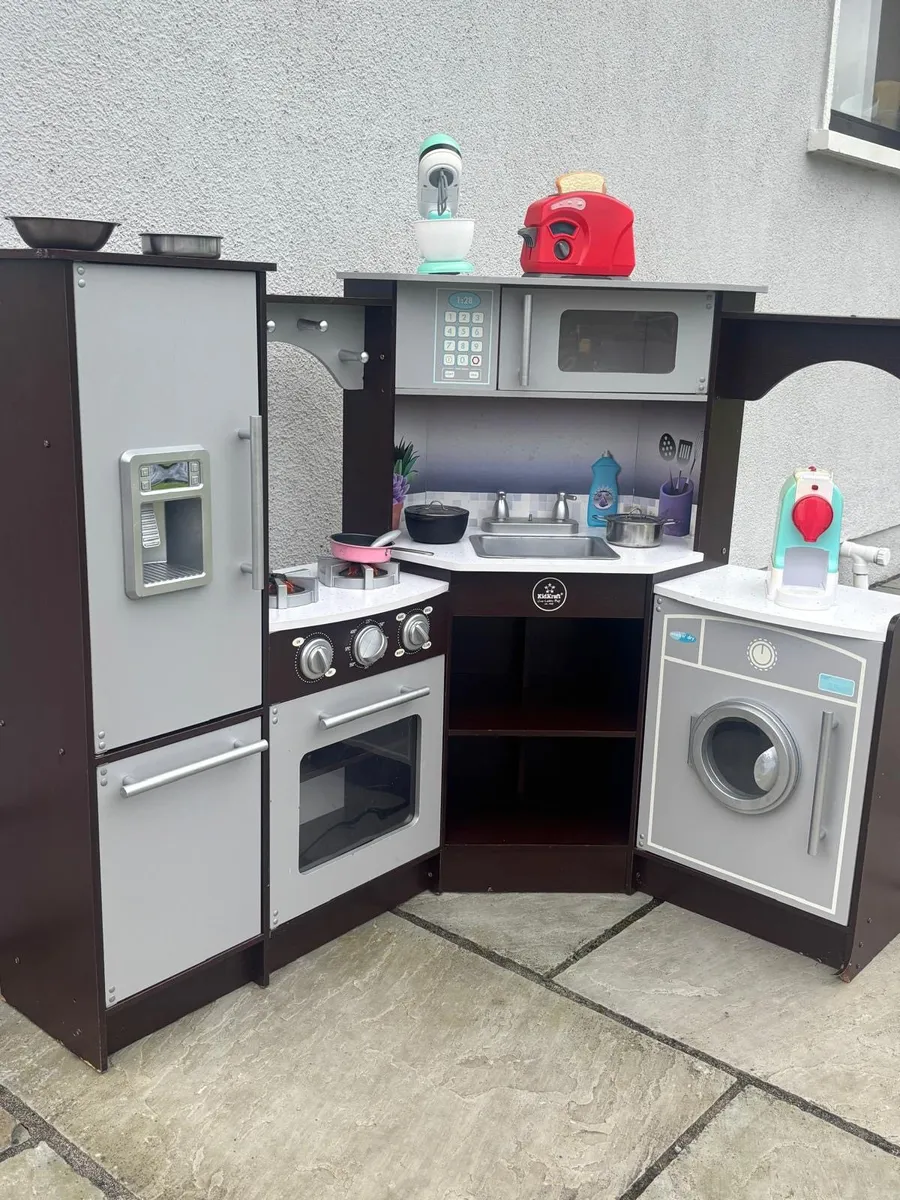 🎉 KidKraft Corner Kitchen + Accessories - Image 4