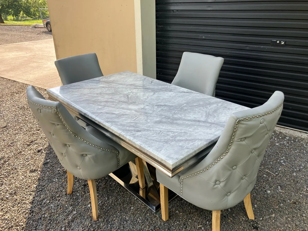 Table and chairs - Image 1