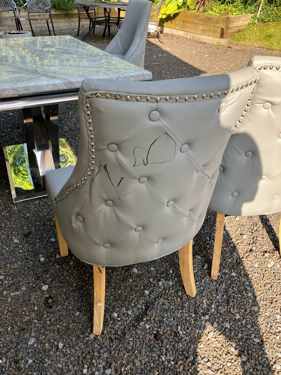 Table and chairs - Image 2