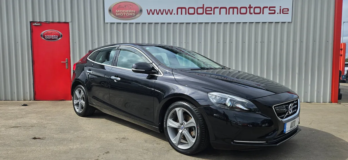 volvo v40 auto se lux 1.6t petrol low kms - Image 1