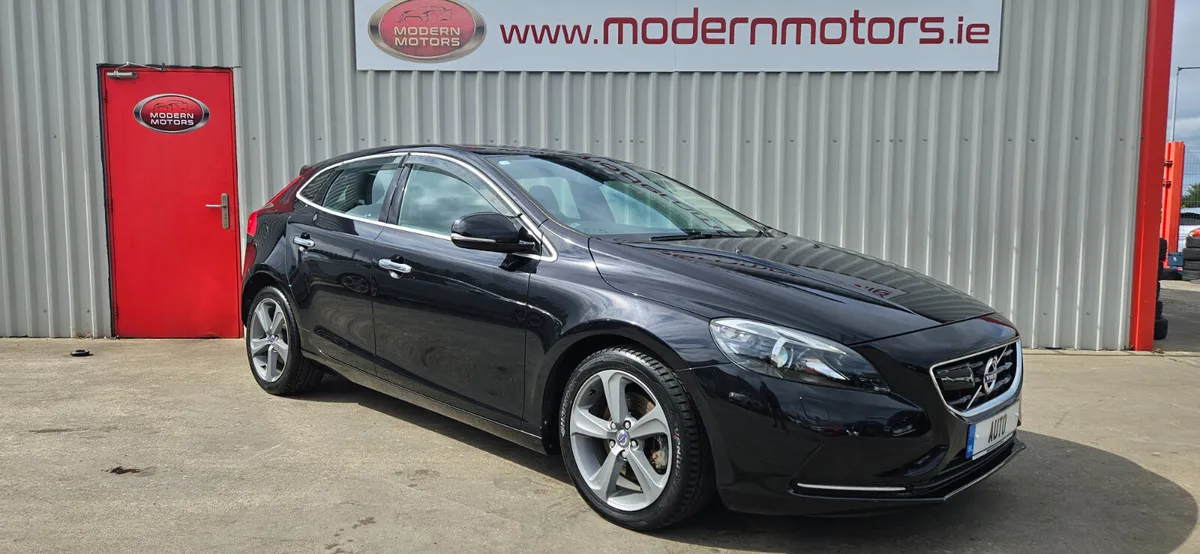 volvo v40 auto se lux 1.6t petrol low kms - Image 3