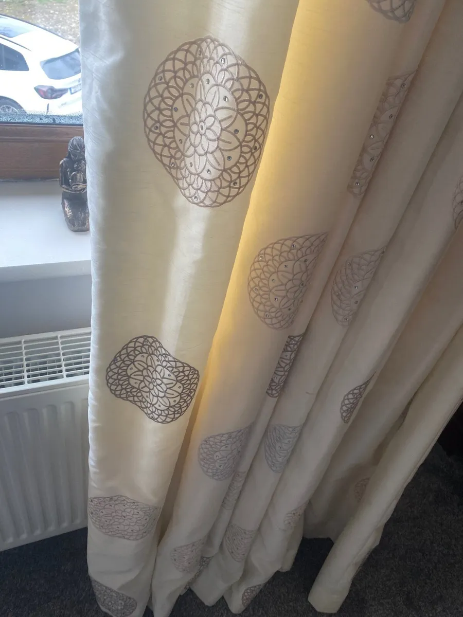 Curtains - Image 2