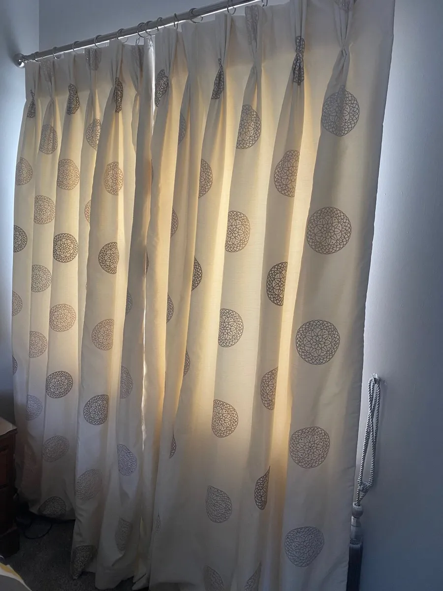 Curtains - Image 3