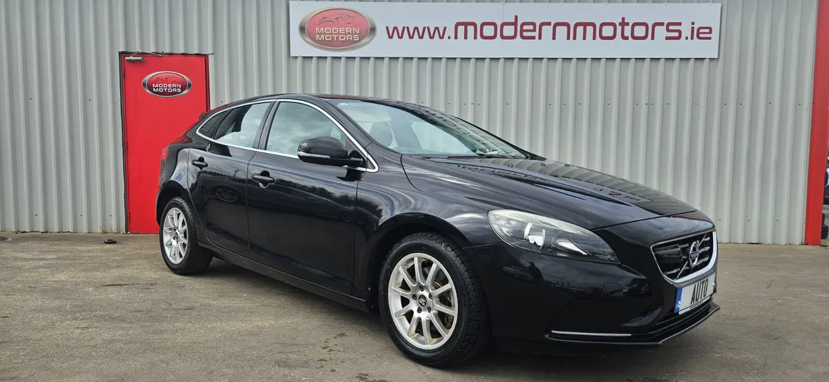 volvo v40 auto 1.6t se petrol low kms - Image 1