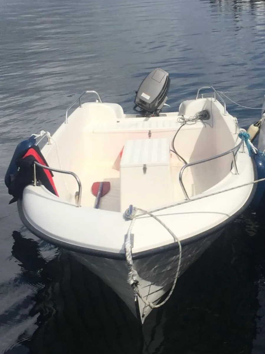 Fiberglass boat - Image 1